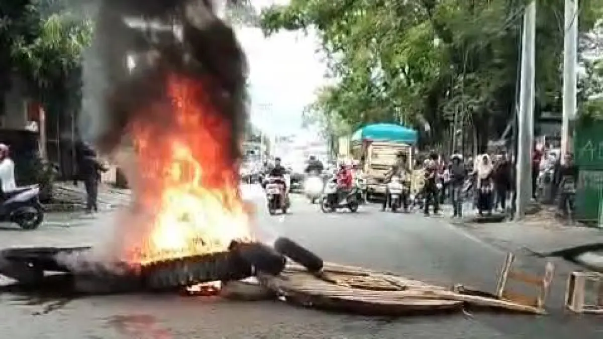 PROTES: Sejumlah warga Kelurahan Maahas, Kecamatan Luwuk Selatan, Kabupaten Banggai, melakukan aksi pemblokiran di jalur utama Trans Sulawesi, Senin (25/5/2026).&nbsp;(FOTO: NENDRA PRASETYA/RADAR PALU)