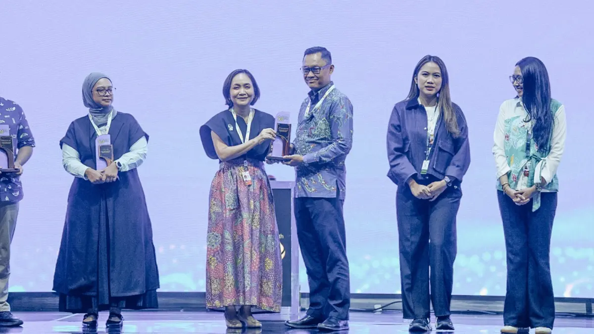 Senior Manager Relations & Communication Aji Wihardandi (tiga dari kanan) saat menerima penghargaan sebagai 2nd Runner Up Best Booth Content Large Category. FOTO: DOK. DSLNG