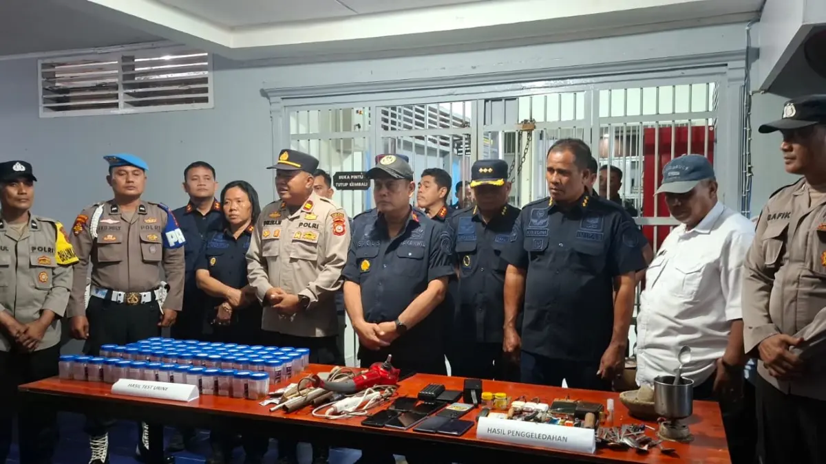 RAZIA GABUNGAN LAPAS : Petugas gabungan dari Kanwil Ditjenpas Sulteng, Polsek Parigi, dan Lapas Kelas III Parigi melakukan pemeriksaan kamar hunian warga binaan saat razia gabungan di Lapas Parigi, Desa Olaya, Kecamatan Parigi, Sabtu malam (23/5/2026).(FOTO: RAHMAT FADHIL/RADAR PALU).