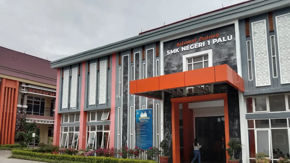 Tampak depan SMKN 1 Palu yang menjadi lokasi pelaksanaan bazar kewirausahaan. Kegiatan tersebut menjadi sorotan setelah sejumlah menu makanan dijual dengan harga mencapai ratusan ribu rupiah. (Foto: Ade Safitri/Radar Palu)