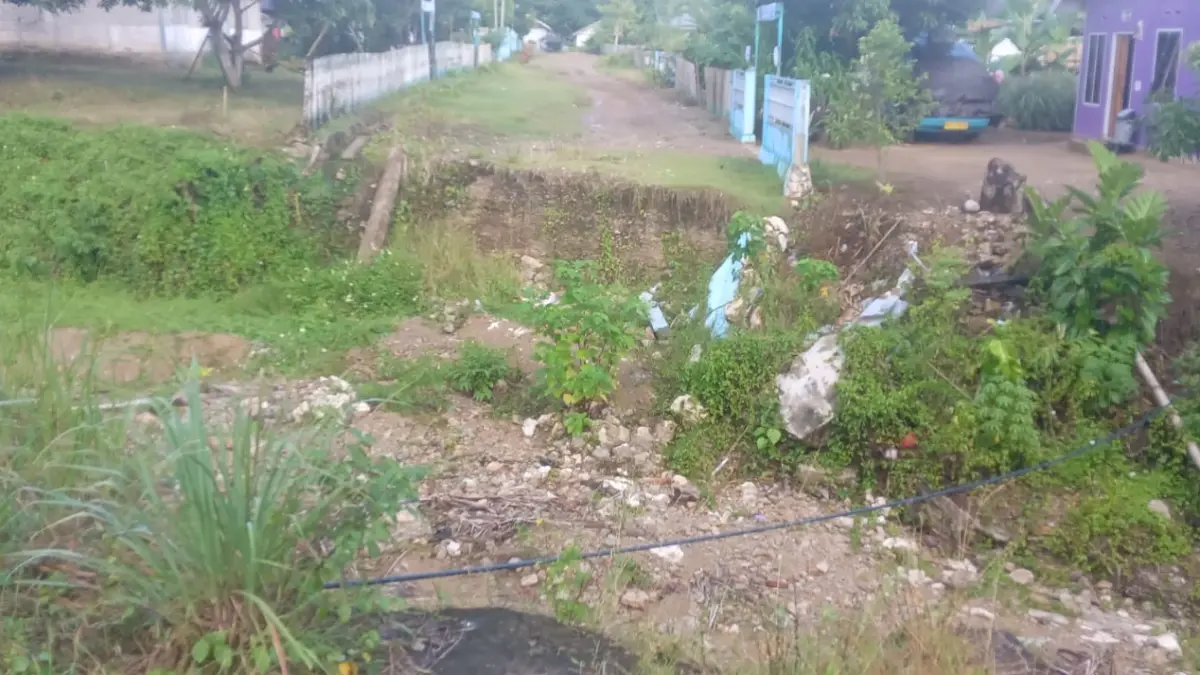 TERPUTUS: Jalan terputus, akibat jembatan penghubung dua desa strategis ambruk sejak 2024 yang lalu.(FOTO: ISTIMEWA/RADAR PALU)
