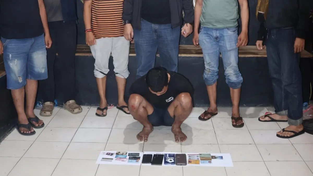 Tim Resmob Tadulako Polresta Palu memperlihatkan terduga pelaku pencurian berinisial AD beserta sejumlah barang bukti yang diamankan usai penangkapan di Jalan Sungai Manonda, Kelurahan Duyu, Kecamatan Tatanga, Kota Palu.