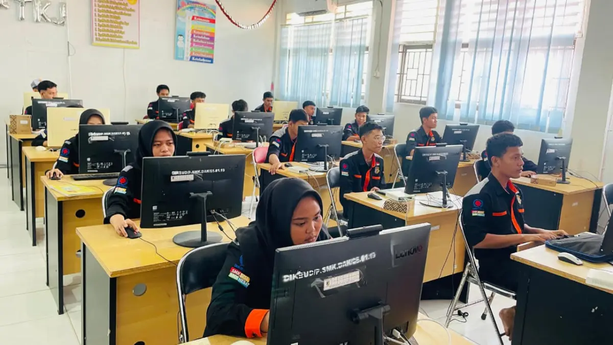 Aktivitas belajar mengajar di ruang praktik SMKN 1 Palu di tengah ancaman kekurangan guru produktif akibat gelombang pensiun. (Dok. SMKN 1 PALU/smkn1.sch.id)