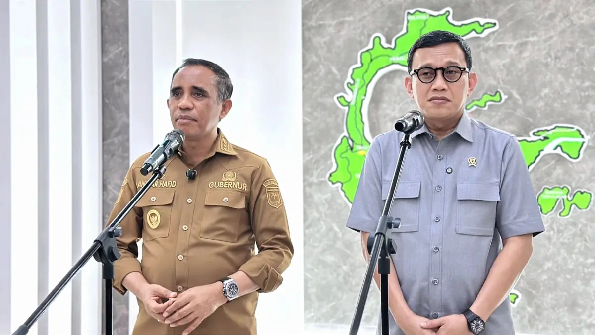 Gubernur Sulawesi Tengah, Anwar Hafid, bersama Kepala Badan Karantina Indonesia, Abdul Kadir Karding, memberikan keterangan kepada awak media usai audiensi di Ruang Polibu Kantor Gubernur Sulteng, Selasa (26/5/2026).