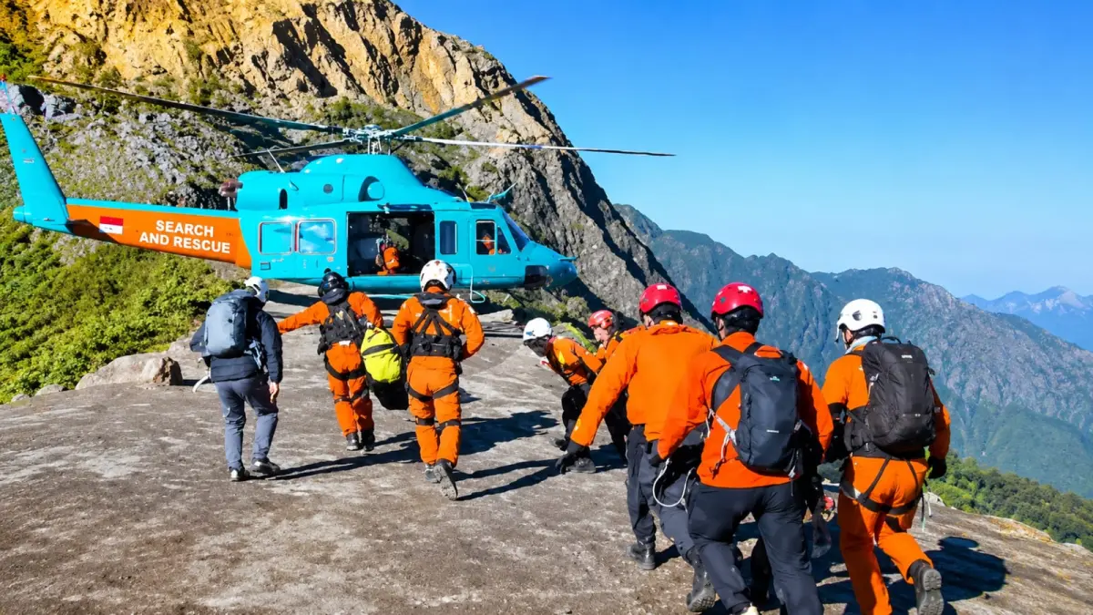 Helikopter evakuasi medis udara bersiap mengangkut pendaki asal Malaysia yang cedera di kawasan Pelawangan 2 Gunung Rinjani, Lombok Timur.(Instagram @sar_nasional)