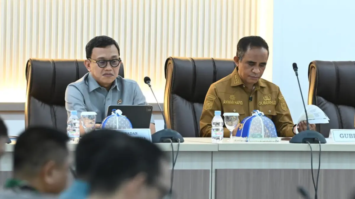Kepala Badan Karantina Indonesia Abdul Kadir Karding berdiskusi dengan Gubernur Sulawesi Tengah Anwar Hafid terkait penguatan standar karantina untuk ekspor durian. (Ro Adpim Sulteng)