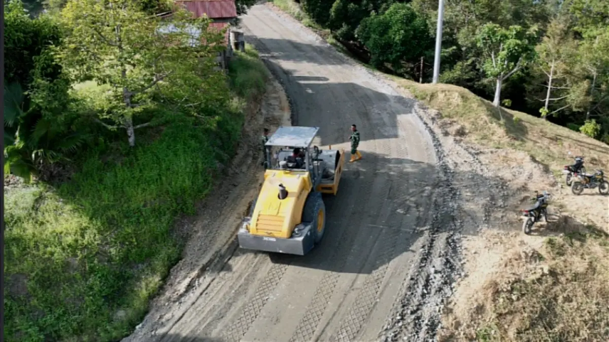 Proses pemadatan jalan yang menajdi sasaran kegiatan TMMD di wilayah Sausu Trans.