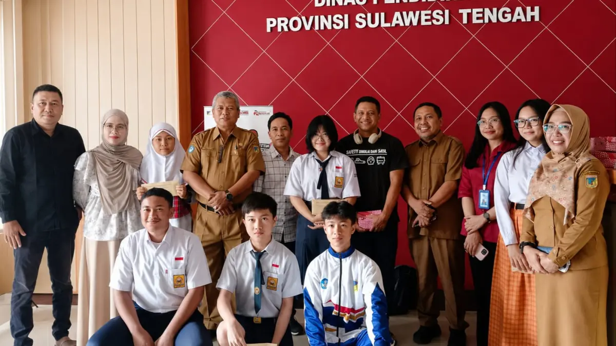 Sekretaris Dinas Pendidikan Sulawesi Tengah Syam Zaini menyerahkan dana pembinaan kepada siswa SD dan SMP peraih prestasi nasional di Lobi Dinas Pendidikan Sulteng (Ade SafitriRadar Palu)