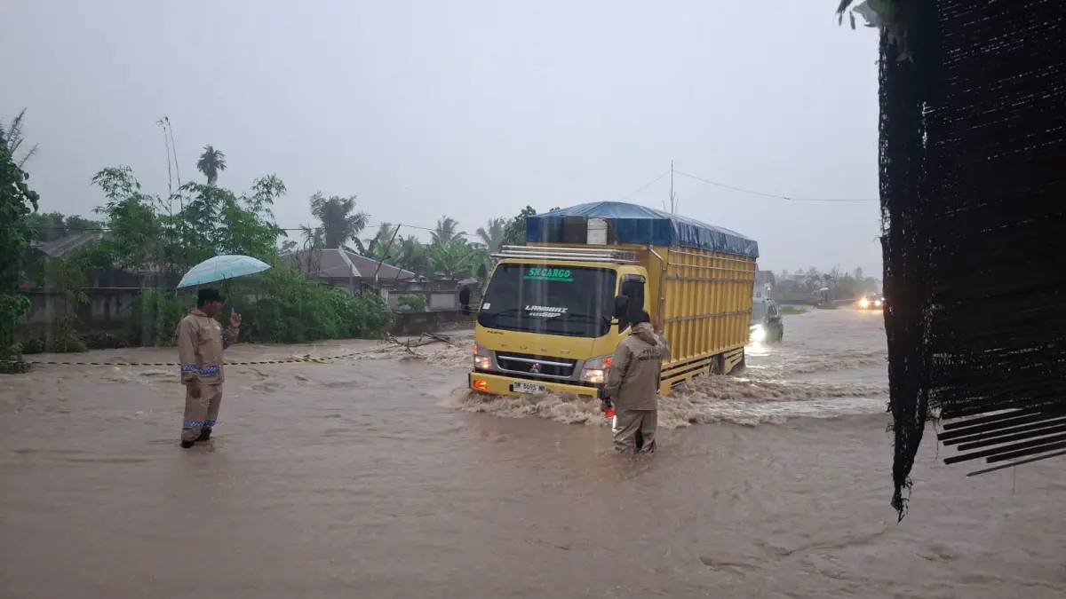BANJIR: Sejumlah kendaraan antre saat banjir merendam Jalan Trans Sulawesi di Dusun VIII Penebel, Desa Tolai, Kecamatan Torue, Kabupaten Parigi Moutong, Senin (25/5/2026).(FOTO:RAHMAT FADHIL/RADAR PALU)