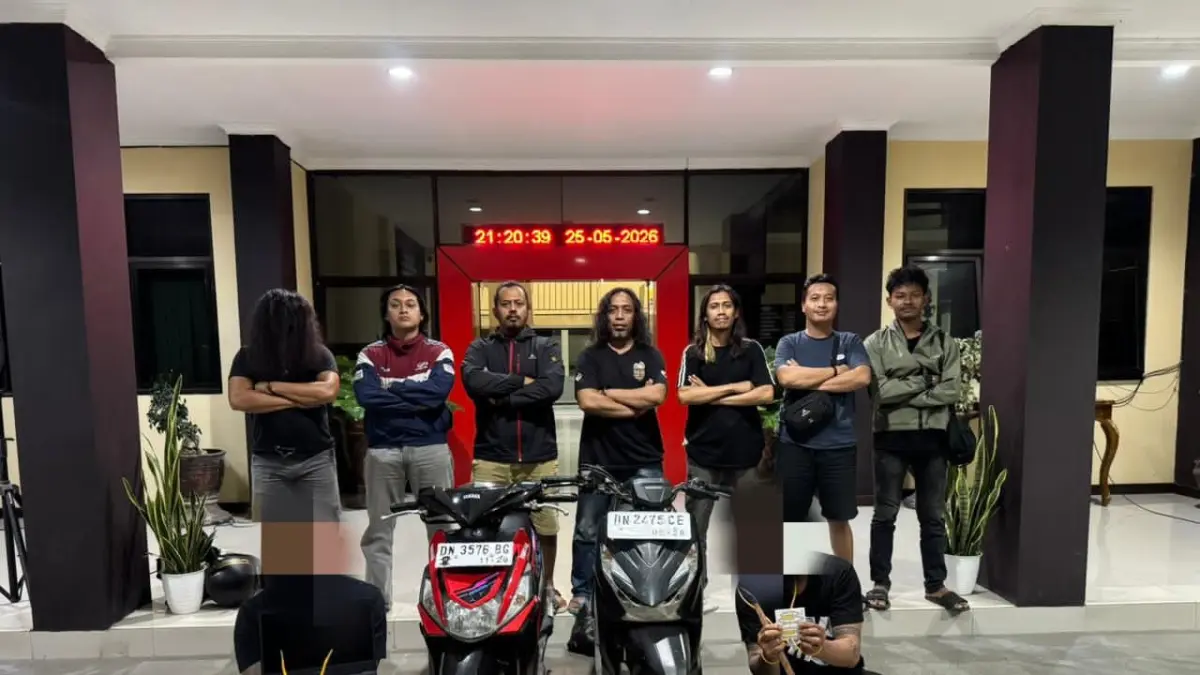 BARANG BUKTI: Tim Unit Reaksi Cepat Satreskrim Polres Banggai, memperlihatkan barang bukti hasil curian.(FOTO: NENDRA PRASETYA/RADAR PALU). 