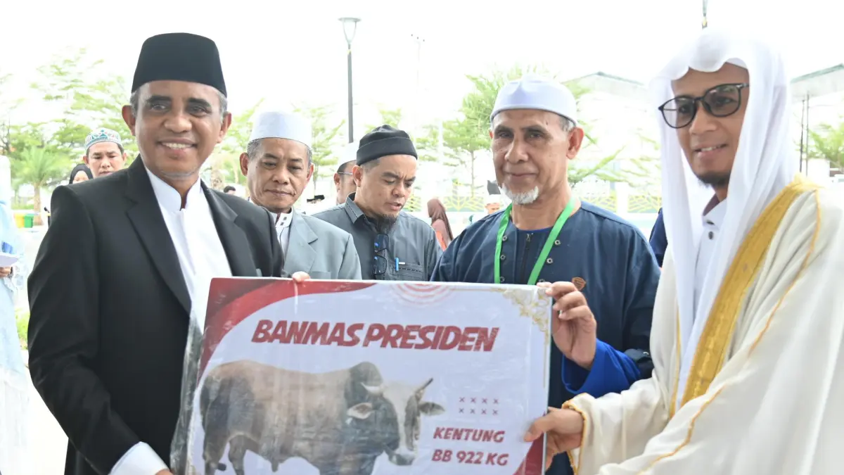 Gubernur Sulawesi Tengah, Anwar Hafid, menyerahkan secara simbolis 127 ekor hewan kurban pada perayaan Idul Adha 1447 Hijriah di Masjid Raya Baitul Khairaat, Palu, Rabu (27/5/2026).&nbsp;