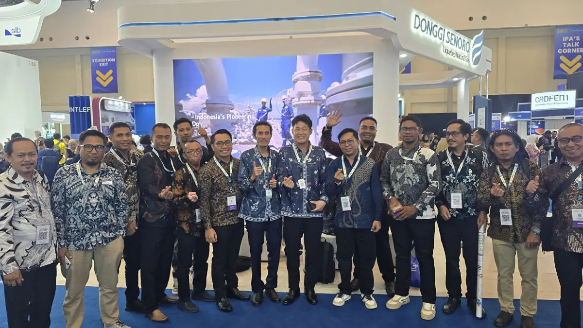 President Director DSLNG, Yuichi Sakaguchi, di booth pameran DSLNG foto bersama 13 jurnalis di Sulawesi Tengah di Booth milik DSLNG di ajang The 50th Indonesian Petroleum Association Convention and Exhibition (IPA Convex) 2026. FOTO: DOKUMENTASI DSLNG