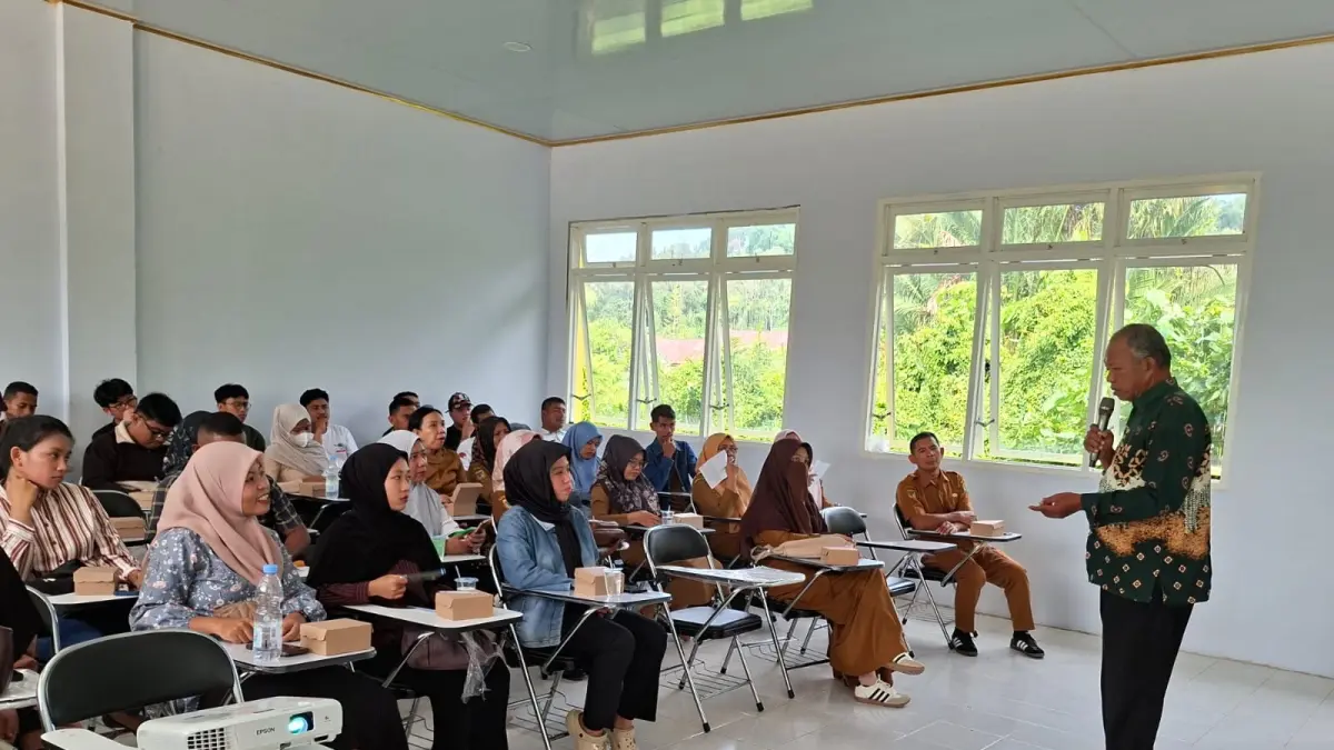 MATERI: Utsus Untad, Dr Moh. Nur Korompot saat memberikan penjelasan di kampus Untad, Buol.(FOTO: DINAS KOMINFO BUOL/RADAR PALU).