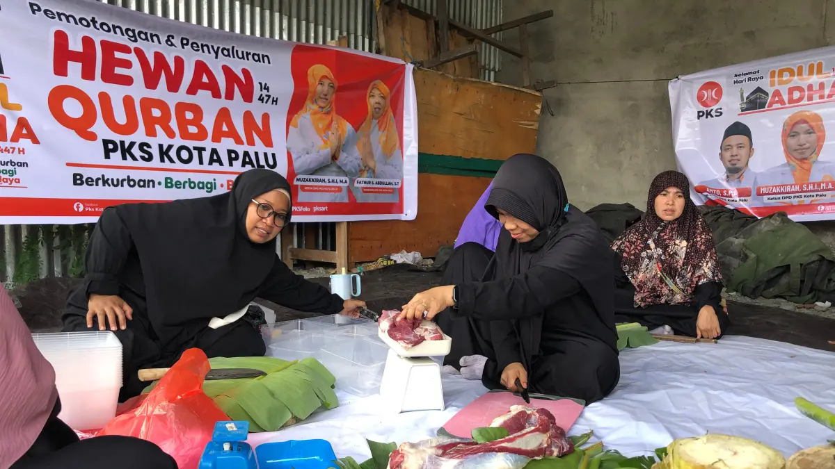 Panitia DPD PKS menyiapkan proses pemotongan dan pembagian daging kurban untuk masyarakat pada Hari Raya Iduladha 1447 Hijriah, Rabu (27/5/2026). (Annisa Wibdy/Radar Palu)