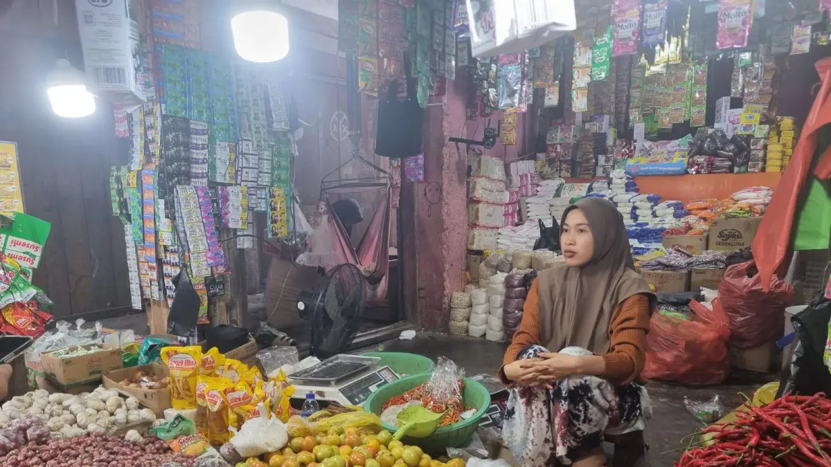 Pedagang melayani pembeli di Pasar Inpres Manonda, Kota Palu, Selasa (26/5). Sejumlah harga kebutuhan pokok seperti cabai rawit dan bawang merah masih terpantau tinggi usai Hari Raya Iduladha 1447 Hijriah. FOTO: MOH FATHAHILA