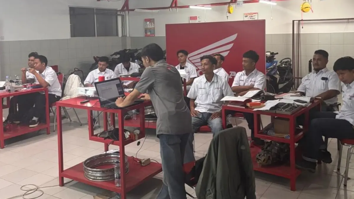 Pelatihan Technical Training Level 2 yang digelar Main Dealer Honda Sulawesi Tengah diikuti mekanik AHASS dari berbagai daerah untuk meningkatkan kompetensi teknis dan kualitas layanan servis sepeda motor Honda. (Istimewa)
