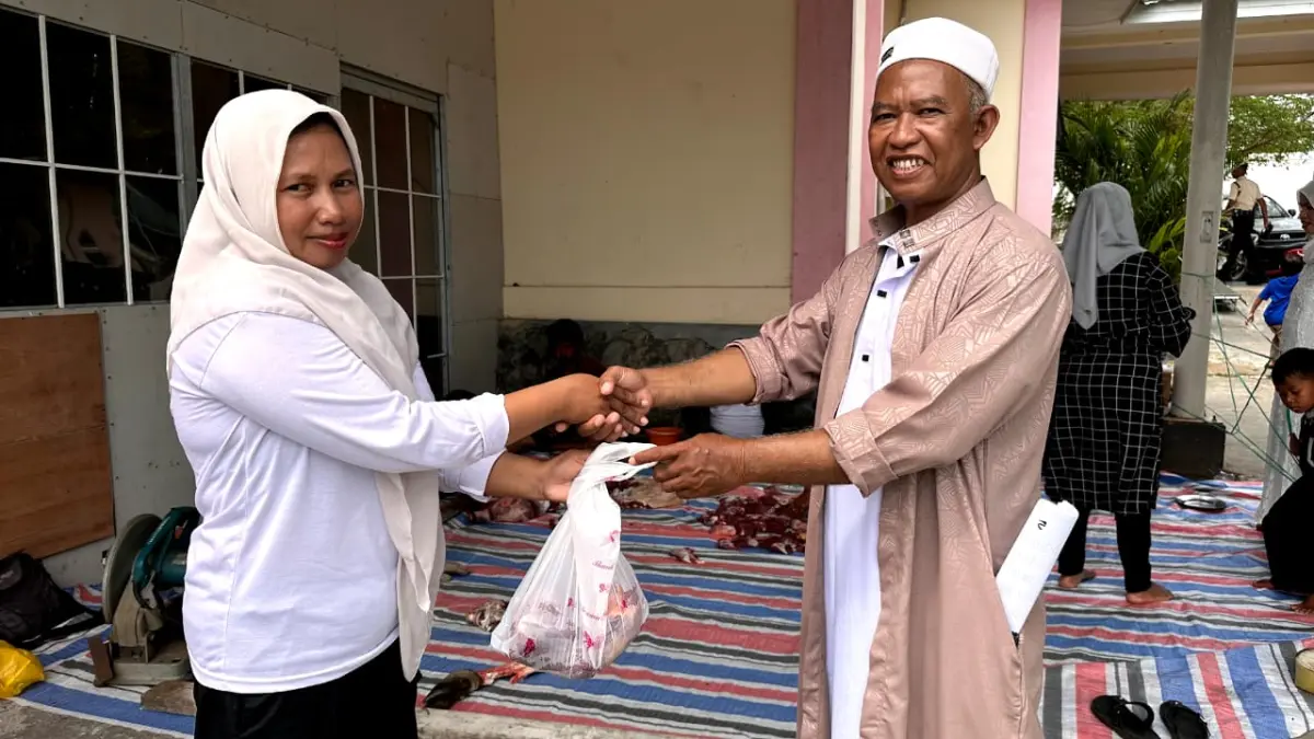 Penyaluran daging kurban RSUD Undata Provinsi Sulawesi Tengah kepada penerima manfaat.