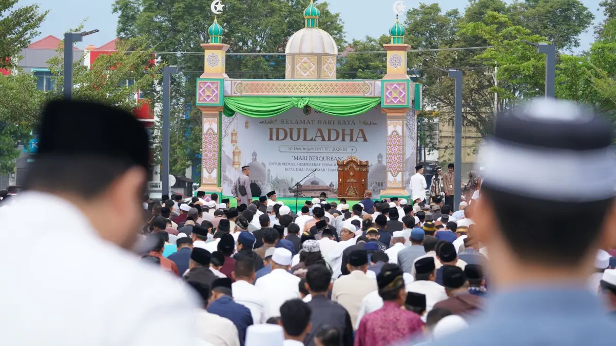Ribuan masyarakat mengikuti pelaksanaan Salat Iduladha 1447 Hijriah di Lapangan Vatulemo, Kota Palu, Rabu (27/5/2026). (Istimewa)&nbsp;