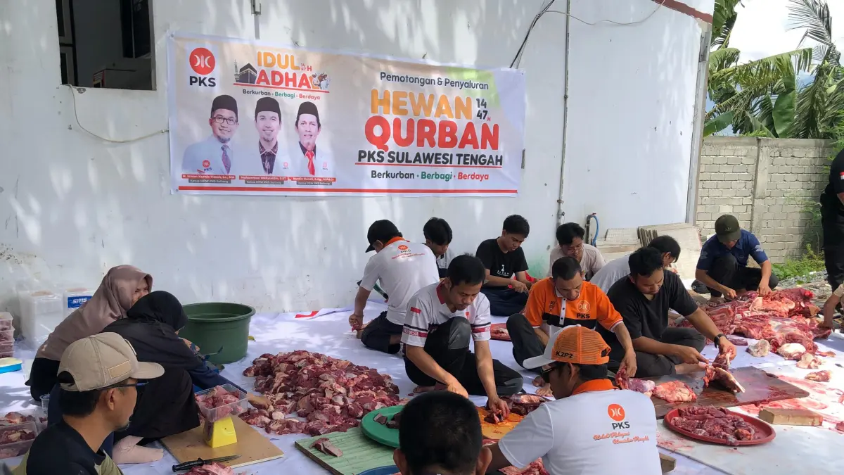 Panitia kurban DPW PKS Sulawesi Tengah menyiapkan daging kurban di Kantor DPW PKS Sulteng, Jalan Sisingamangaraja, Palu, Rabu (27/5/2026). Pada Iduladha 1447 Hijriah, DPW PKS Sulteng menyembelih dua ekor sapi dan satu ekor kambing untuk dibagikan kepada masyarakat.(Annisa Wibdy/Radar Palu)