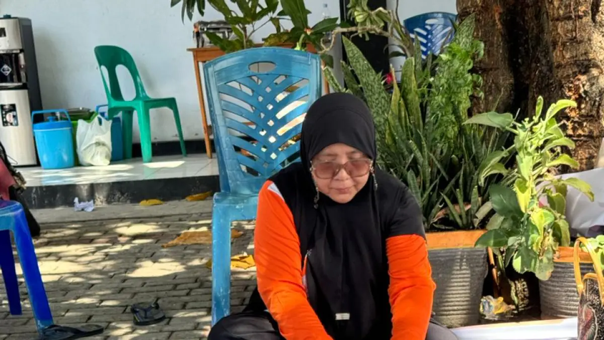 
DAGING: Bunda Wiwik tak segan-segan turun melantai untuk memotong daging kurban.(FOTO: ISTIMEWA/RADAR PALU)