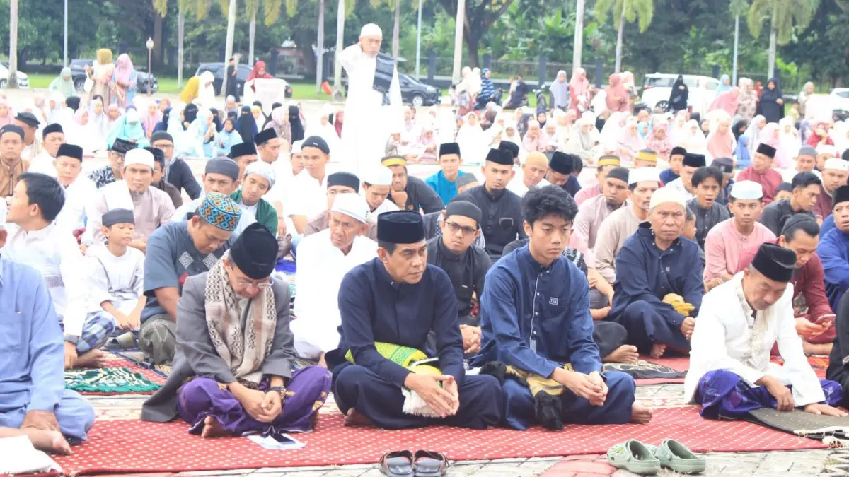 JAMAAH: Bupati Parimo H. Erwin Burase, bersama jajaran pemerintah daerah dan ribuan asyarakat melaksanakan salat Idul Adha 1447 Hijriah di halaman Kantor Bupati Parimo, Rabu (27/5/2026).(FOTO: RAHMAT FADHIL/RADAR PALU)