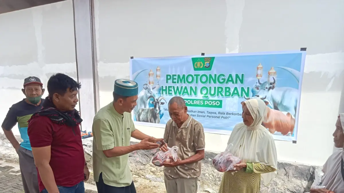 KURBAN: Suasana penyembelihan sapi kurban di Polres Poso.(FOTO: BUDIYANTO WIHARTO/RADAR PALU)