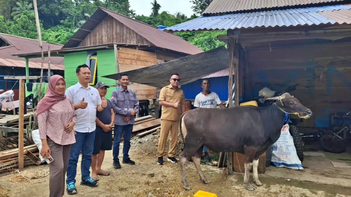 MENYERAHKAN: Bupati Morut Delis Julkarson Hehi, menyerahkan sapi kurban dari perwakilan Trinusa Group kepada penerima manfaat. (FOTO: ISTIMEWA/RADAR PALU)&nbsp;