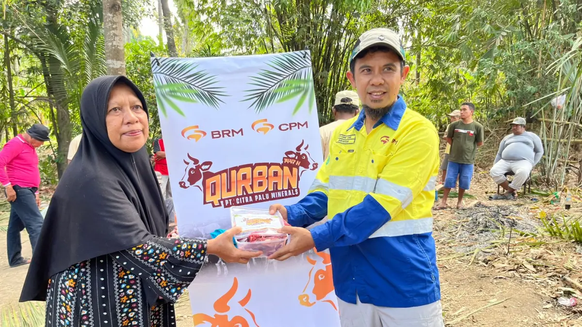 PERLUAS MANFAAT : Penyaluran daging kurban dari PT CPM ke sejumlah warga di wilayah Mantikulore.(Taswin/Radar Palu)