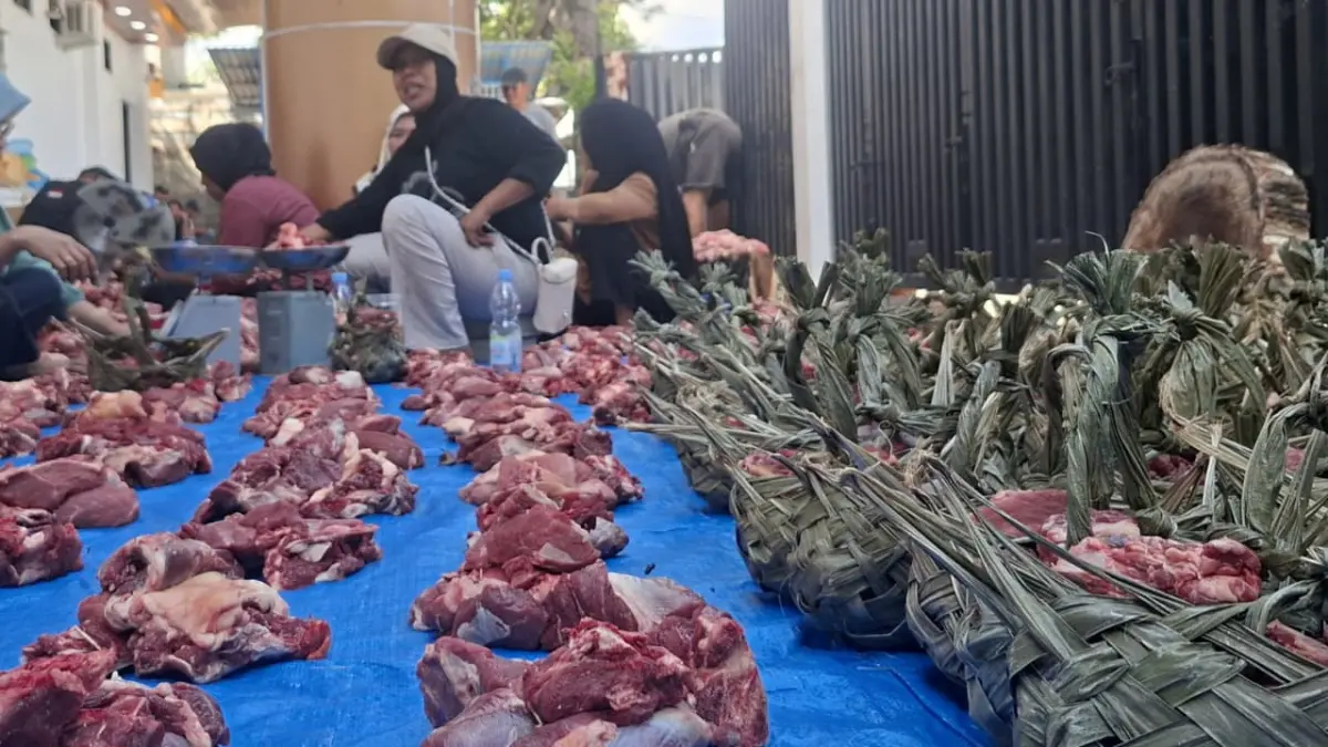 Petugas DLH Kota Palu menyiapkan pembagian daging kurban menggunakan kantong ramah lingkungan.(Annisa Tri Yusnida/Radar Palu)