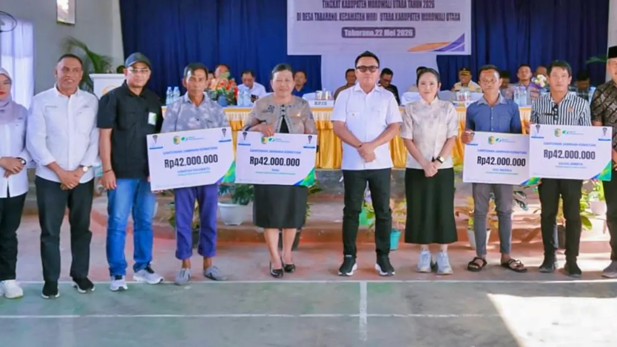 SANTUNAN: Bupati Morut dan Kepala Kantor Cabang BPJS Ketenagakerjaan Morowali bersama-sama menyerahkan santunan jaminan kematian kepada empat ahli waris di Kecamatan Mori Utara, Jumat (22/5/2026). (FOTO: ISTIMEWA/RADAR PALU)