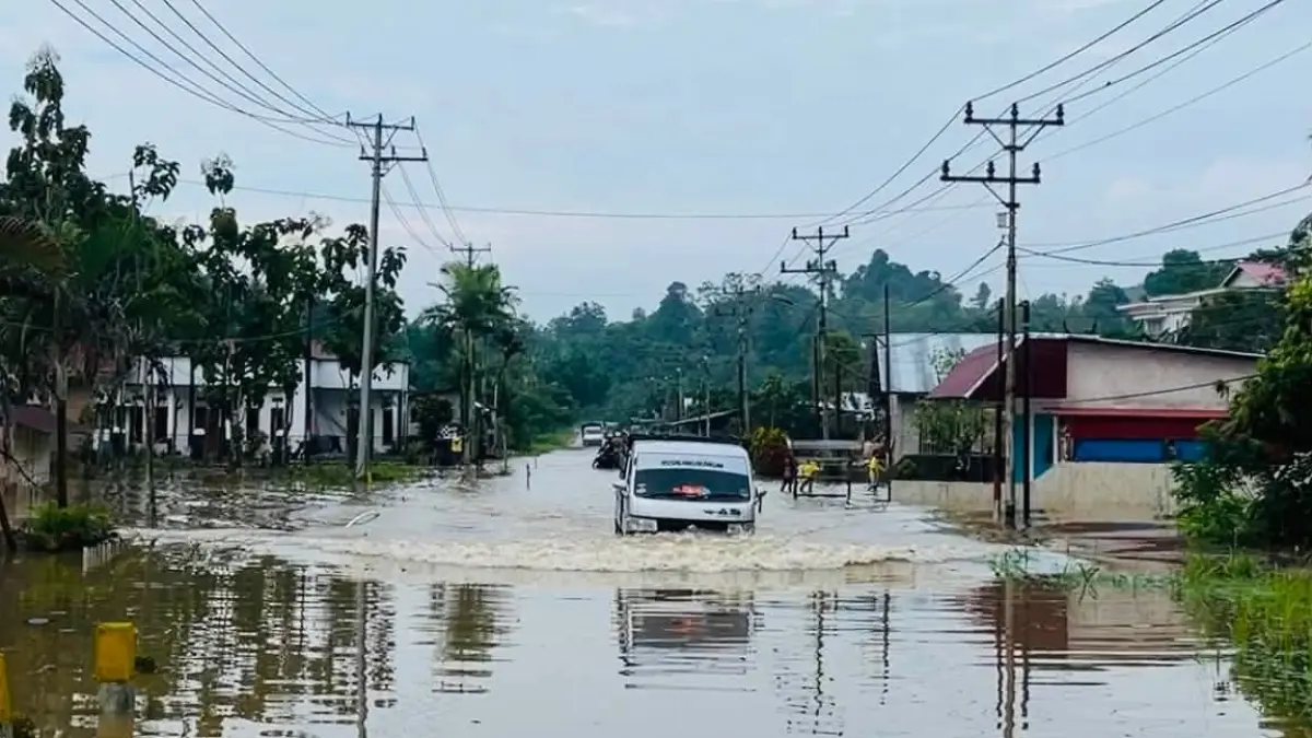 TERENDAM : Ruas jalan dan rumah warga di Desa Saojo Kecamatan Pamona Utara terendam banjir, Selasa (17/5/2026). (Dokumentasi Warga)