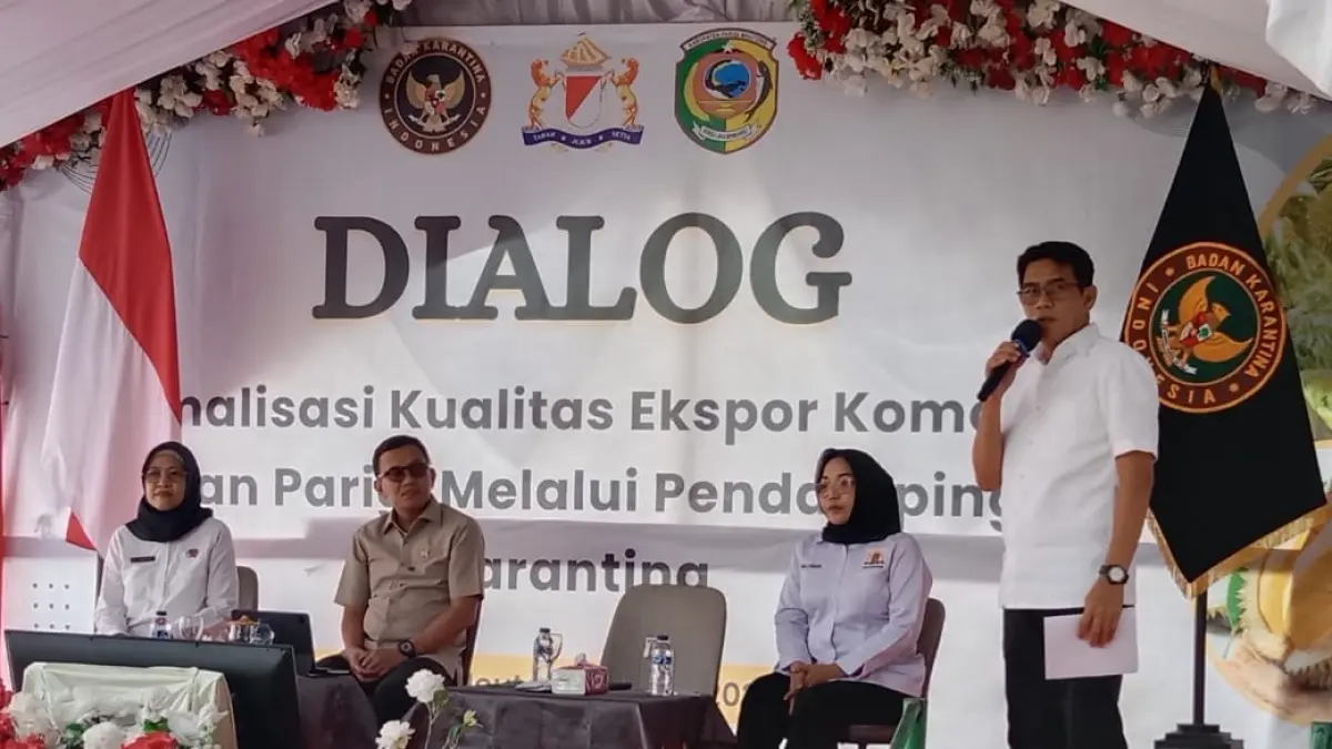
DURIAN : Kepala Badan Karantina Indonesia H. Abdul Kadir Karding bersama Bupati dan Wabup Parimo, berdialog dengan petani dan pelaku usaha durian, Kamis (27/5/2026).(FOTO: RAHMAT FADHIL/RADAR PALU)