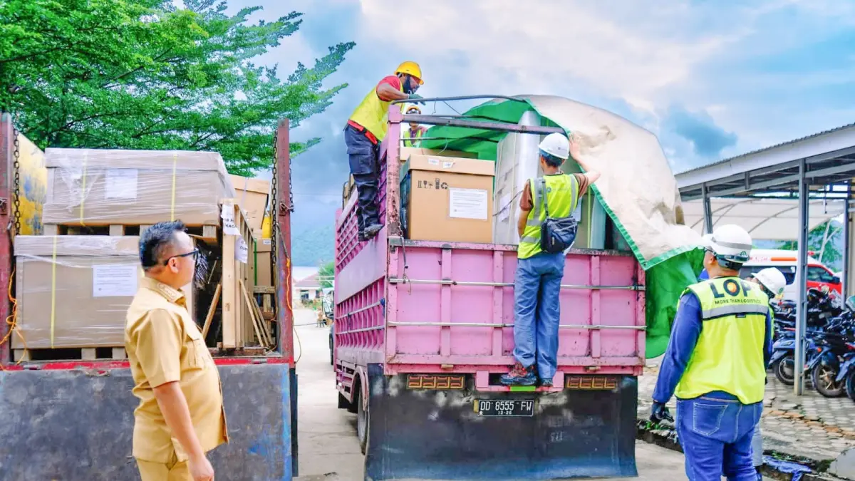 MENINJAU: Bupati Morowali Utara Delis Julkarson Hehi saat meninjau kedatangan perangkat CT Scan di RSUD Kolonodale, Senin (25/5/2026). (FOTO: ISTIMEWA/RADAR PALU)&nbsp;