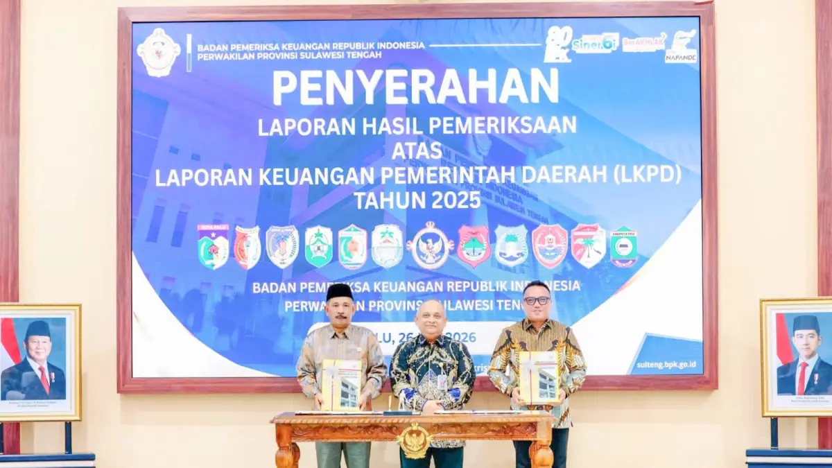 MENYERAHKAN: Kepala BPKP Sulteng I Putu Wisudhantara usai menyerahkan LHP LKPD 2025 kepada Bupati Morowali Utara Delis Julkarson Hehi dan Wakil Ketua II DPRD Morowali Utara H Ambo Mai, Selasa (26/5/2026). (FOTO: ISTIMEWA/RADAR PALU)