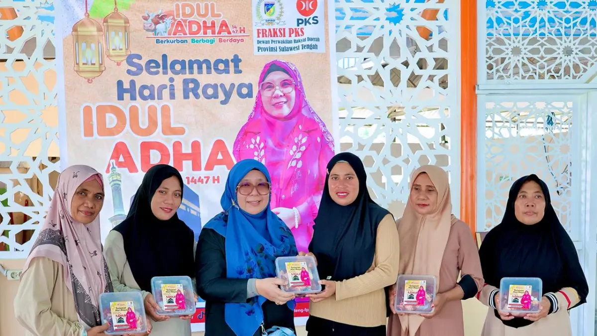 
MENYERAHKAN: Ketua Fraksi PKS DPRD Sulteng, Hj. Wiwik Jumatul Rofi’ah menyerahkan bantuan kepada warga, Kamis (28/5/2026).(FOTO: HUMAS FRAKSI PKS DPRD SULTENG/RADAR PALU).