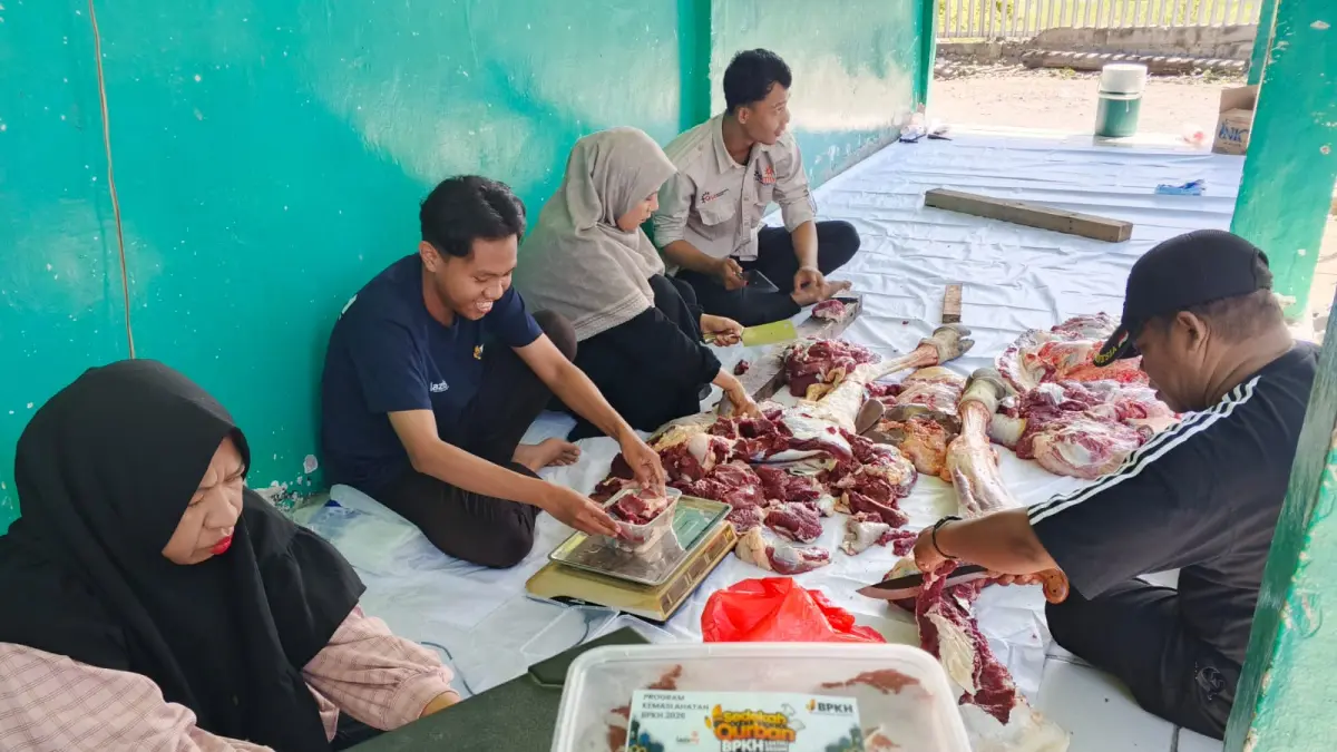 GOTONG ROYONG: Panitia kurban dari Lazismu Sulteng bergotong royong memotong serta menyiapkan daging kurban, yang akan dibagikan dalam kontainer/wadah makanan.(DOK. LAZISMU)