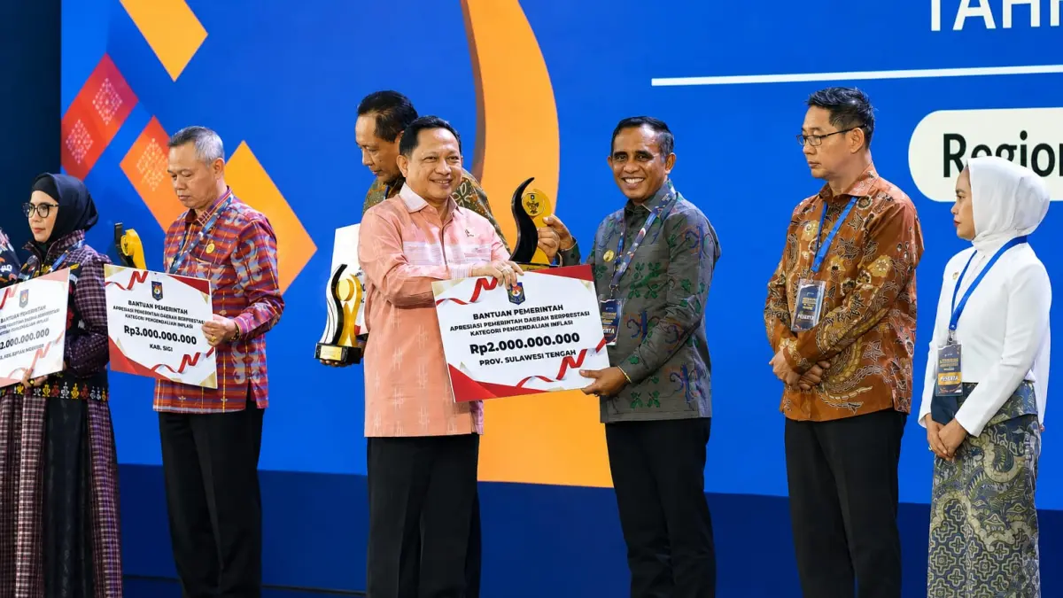 Gubernur Sulawesi Tengah Anwar Hafid menerima penghargaan Apresiasi Pemerintah Daerah Berprestasi 2026 Regional Sulawesi di Kendari, Sulawesi Tenggara, Jumat (29/5/2026). (Pemprov Sulteng)