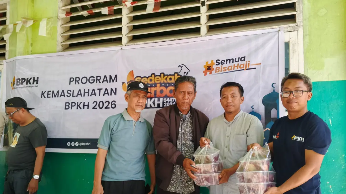 PENYERAHAN KURBAN: Ketua Lazismu Sulawesi Tengah, Rudianto, menyerahkan secara simbolis hewan kurban bantuan Badan Pengelola Keuangan Haji (BPKH).(DOK LAZISMU)