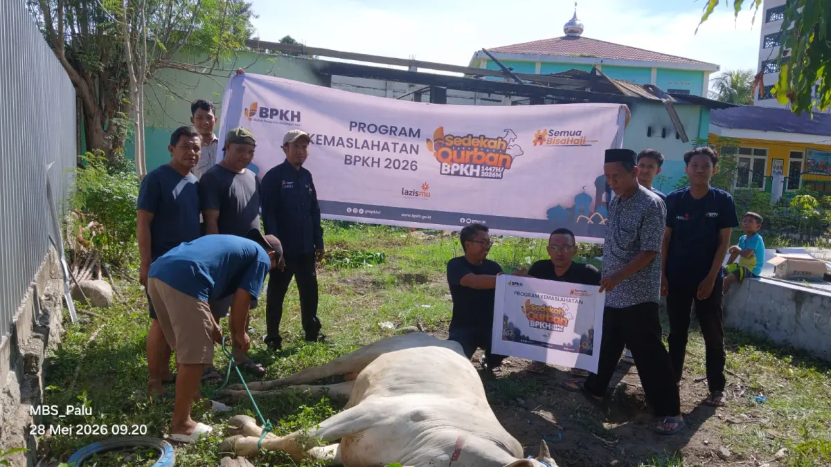 PENYERAHAN KURBAN: Ketua Lazismu Sulawesi Tengah, Rudianto, menyerahkan secara simbolis hewan kurban bantuan Badan Pengelola Keuangan Haji (BPKH).(DOK.LAZISMU)