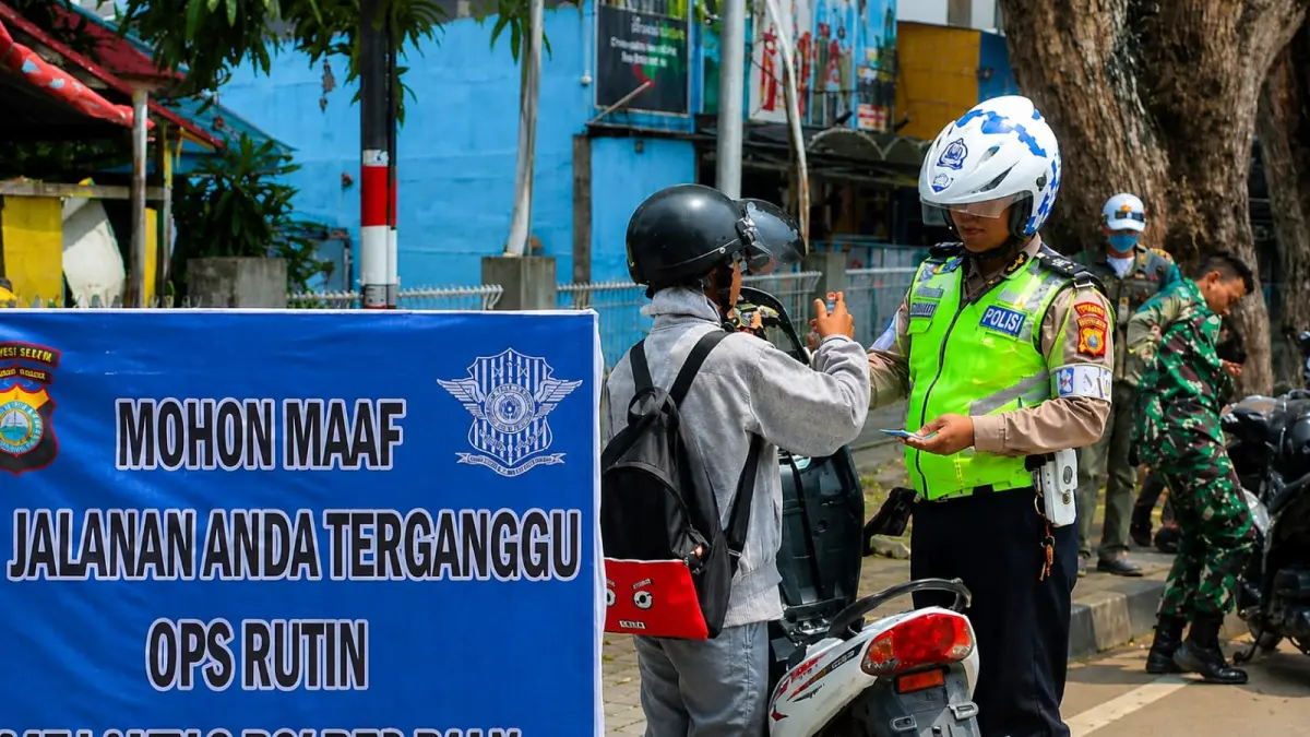 Petugas Satlantas Polresta Palu saat menggelar operasi pemeriksaan kendaraan. Dok.Wahono 