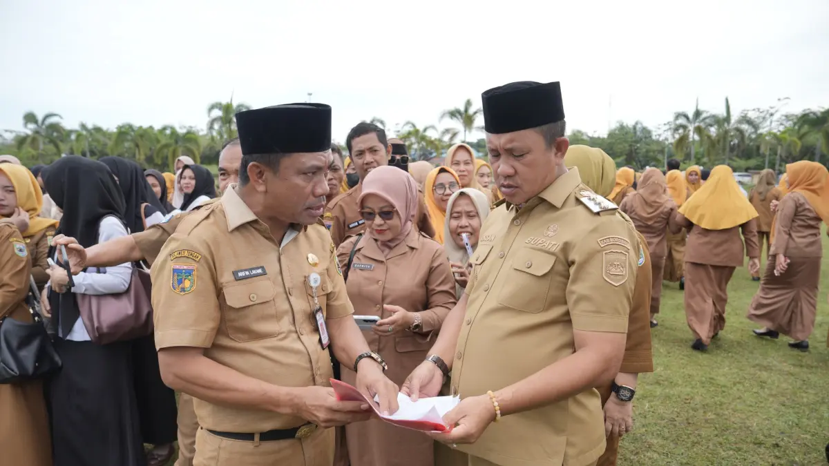 PENDIDIKAN: Bupati Morowali Iksan (kanan) dan Kadis Pendidikan Daerah Kabupaten Morowali Arifin Lakane (kiri).(FOTO: SUPRIYONO/RADAR PALU)