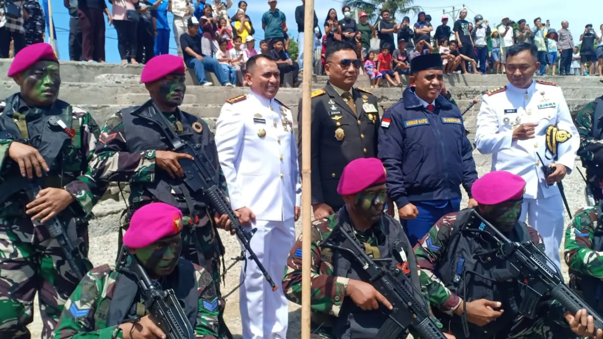 PENDARATAN: Gubernur Sulteng H. Anwar Hafid, bersama Pangdam XXIII Palakawira Mayjen Binsar Sianipar, didamping Komandan Satgas Ops Trisula-26 Tahap II Kolonel Pelaut Agung Nugroho, dan Komandan Pangkalan TNI-AL Palu, Kolonel Marinir Ali Wardhana, usai mengikuti pendaratan pasukan, Senin (1/6/2026).(FOTO: MUCHSIN SIRADJUDIN/RADAR PALU).