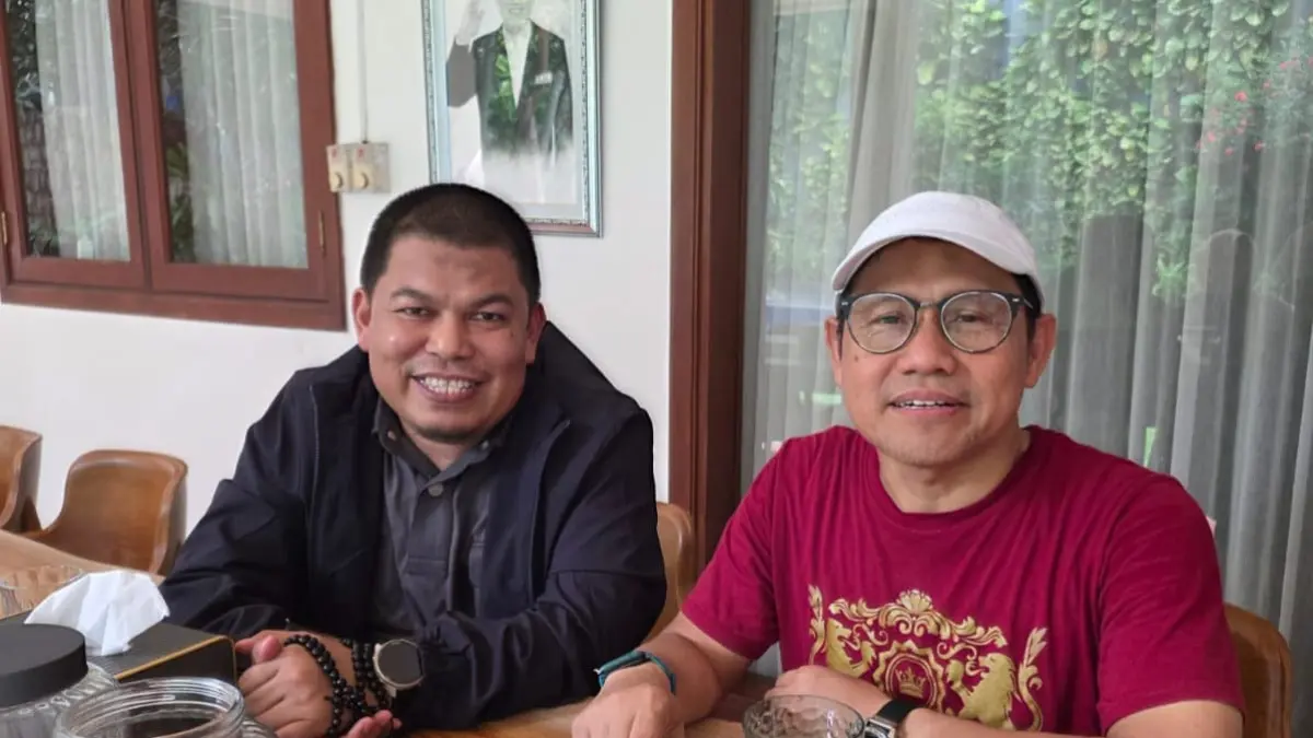Ketua Fraksi PKB DPRD Sulawesi Tengah, Muhammad Safri (kiri), berbincang santai bersama tokoh masyarakat dalam suasana penuh keakraban. Pertemuan tersebut menjadi ruang silaturahmi dan diskusi berbagai isu pembangunan serta aspirasi masyarakat di Sulawesi Tengah.