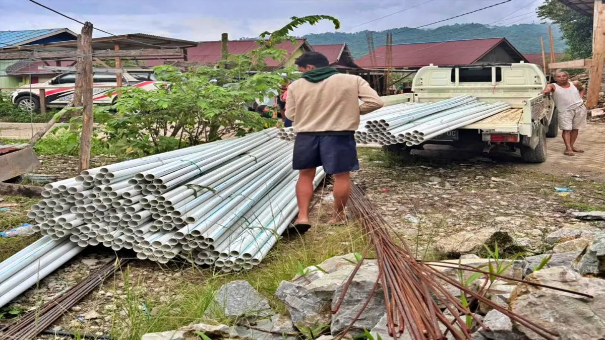 AIR BERSIH: Fauzan Mamala menyiapkan 400 pipa PVC untuk membantu warga mendapatkan pasokan air bersih. (FOTO: ISTIMEWA/RADAR PALU)