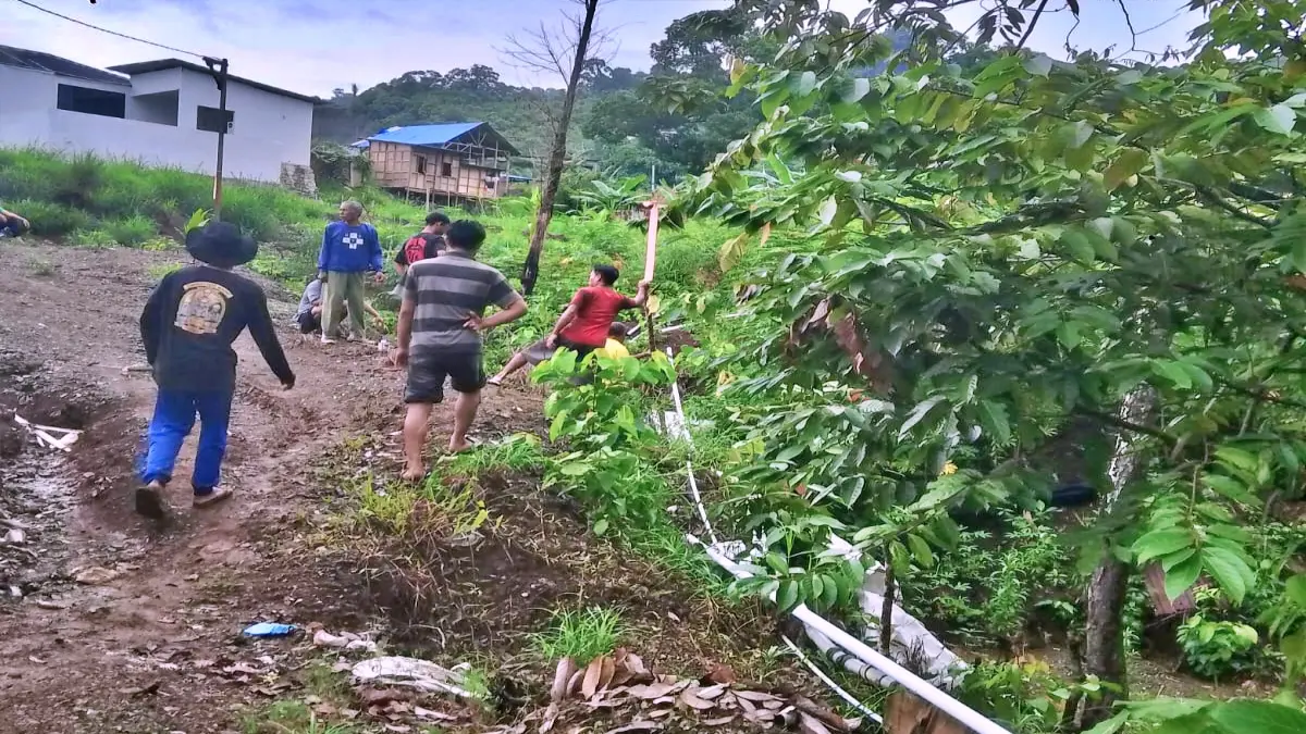 BANTUAN: Warga bergotong royong membangun jaringan air bersih bantuan dari Fauzan Mamala. (FOTO: ISTIMEWA/RADAR PALU)