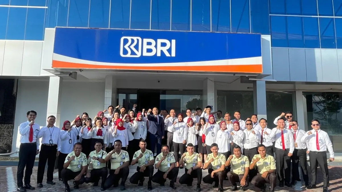 FOTO BERSAMA: Pimpinan Cabang BRI Ampana, Raden Beril Trianov, bersama seluruh karyawan berfoto bersama usai pelaksanaan Upacara Hari Lahir Pancasila Tahun 2026 di halaman BRI Ampana, Senin (1/6). FOTO: DOK. BRI AMPANA