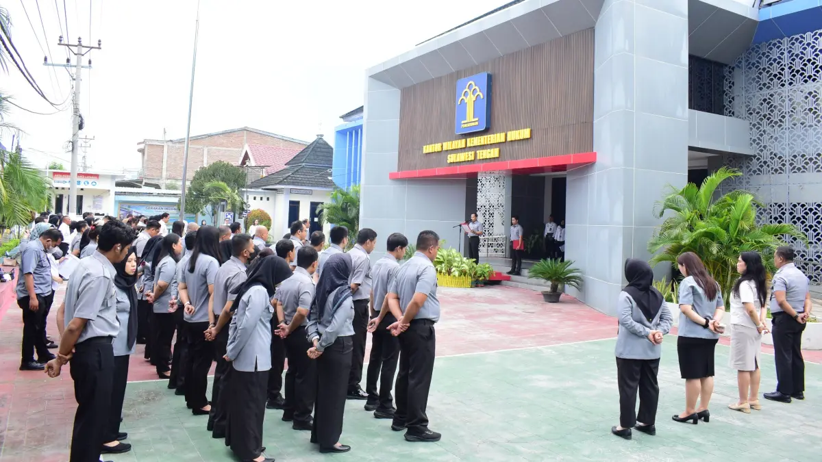 Kanwil Kemenkum Sulteng memperingati Hari Lahir Pancasila Tahun 2026 dengan menggelar upacara bendera di Lapangan Upacara Kemenkum Sulteng, Senin (1/6/2026). 