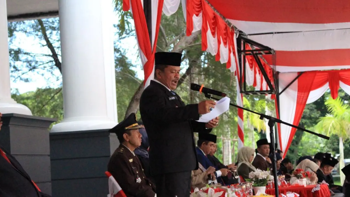 KHIDMAT: Wabup Parimo memimpin upacara peringatan Hari Lahir Pancasila tahun 2026 di halaman Kantor Bupati Parimo, Senin (1/6/2026).(FOTO: RAHMAT FADHIL/RADAR PALU).