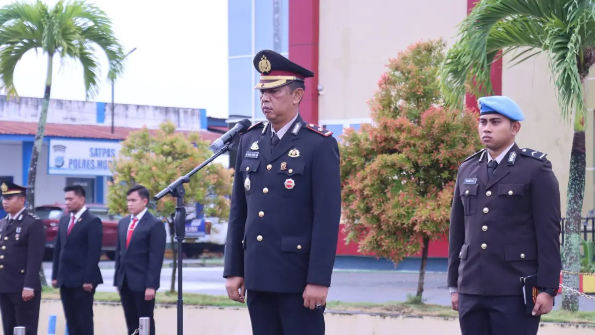 MEMIMPIN: Wakapolres Morowali Kompol I Nyoman Raka Arya Wiyasa, memimpin upacara peringatan Hari Lahir Pancasila, Senin (1/6/2026).(FOTO: SUPRIYONO/RADAR PALU).