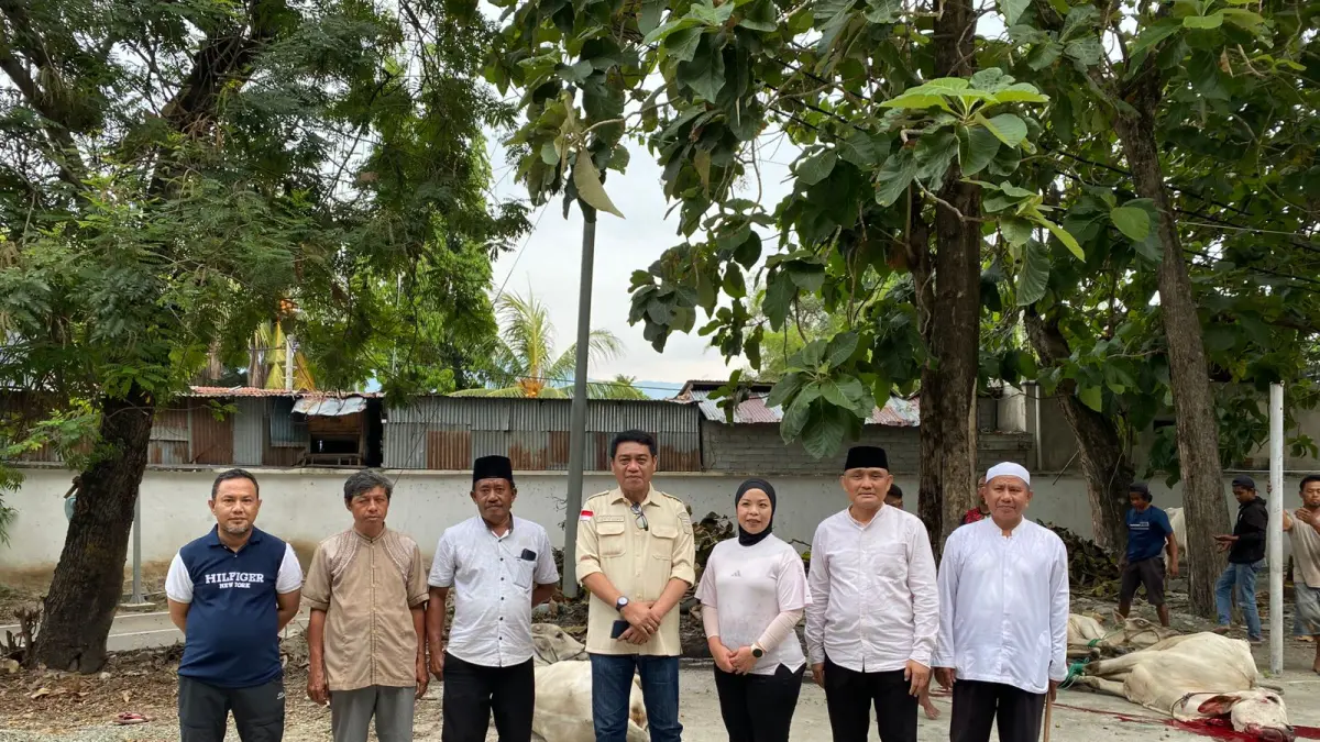 PENYEMBELIHAN: Waket Arnila saat menghadiri prosesi penyembelihan hewan kurban di lingkungan Sekretariat DPRD Provinsi Sulawesi Tengah, Jum